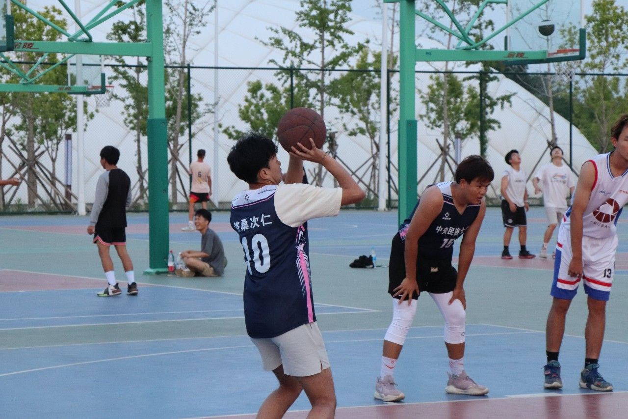 精彩比赛惊艳全场，篮球联赛势不可挡