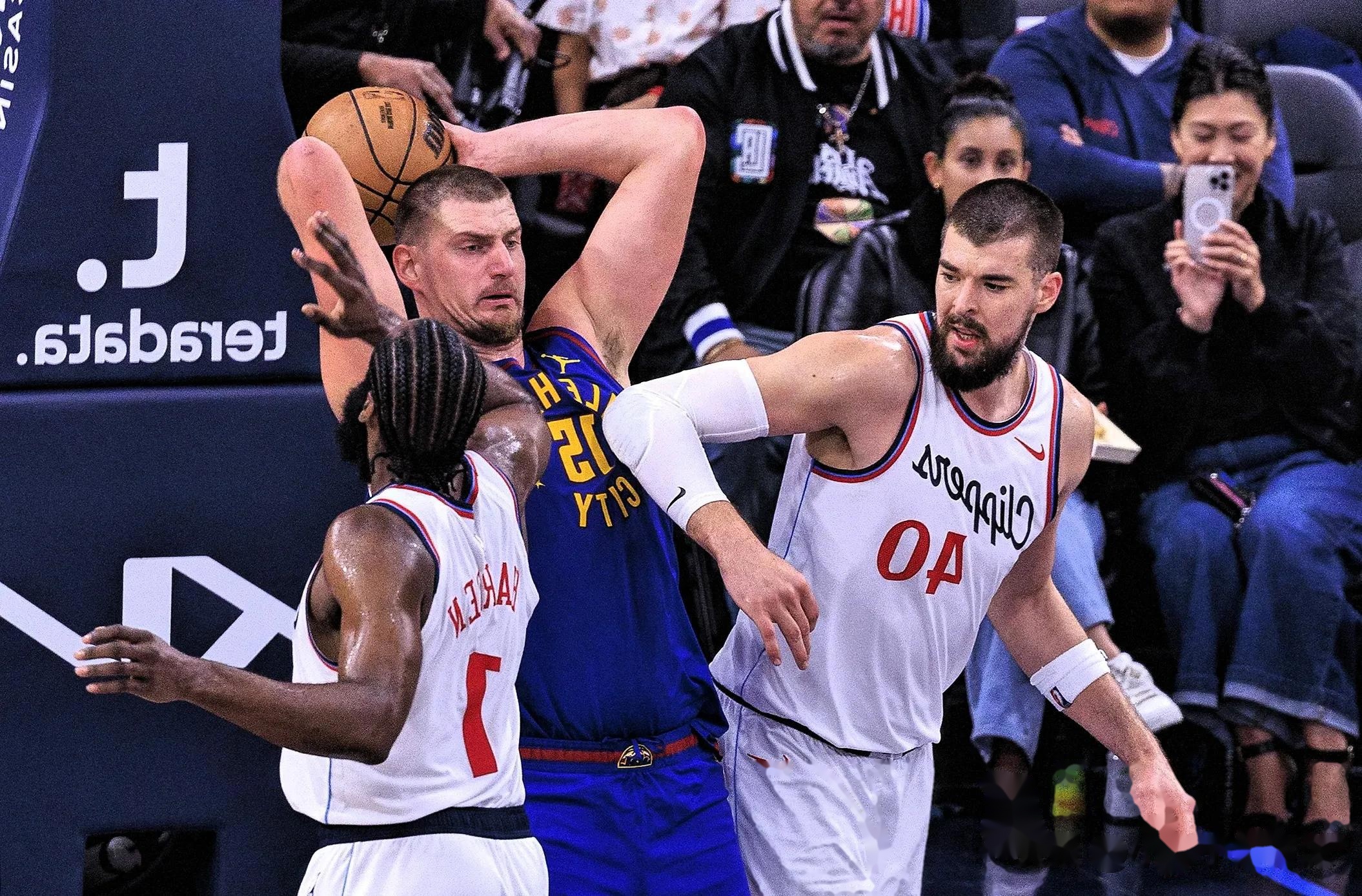 约基奇绝杀时刻，爆发新星点燃赛场，险胜迎来胜利！