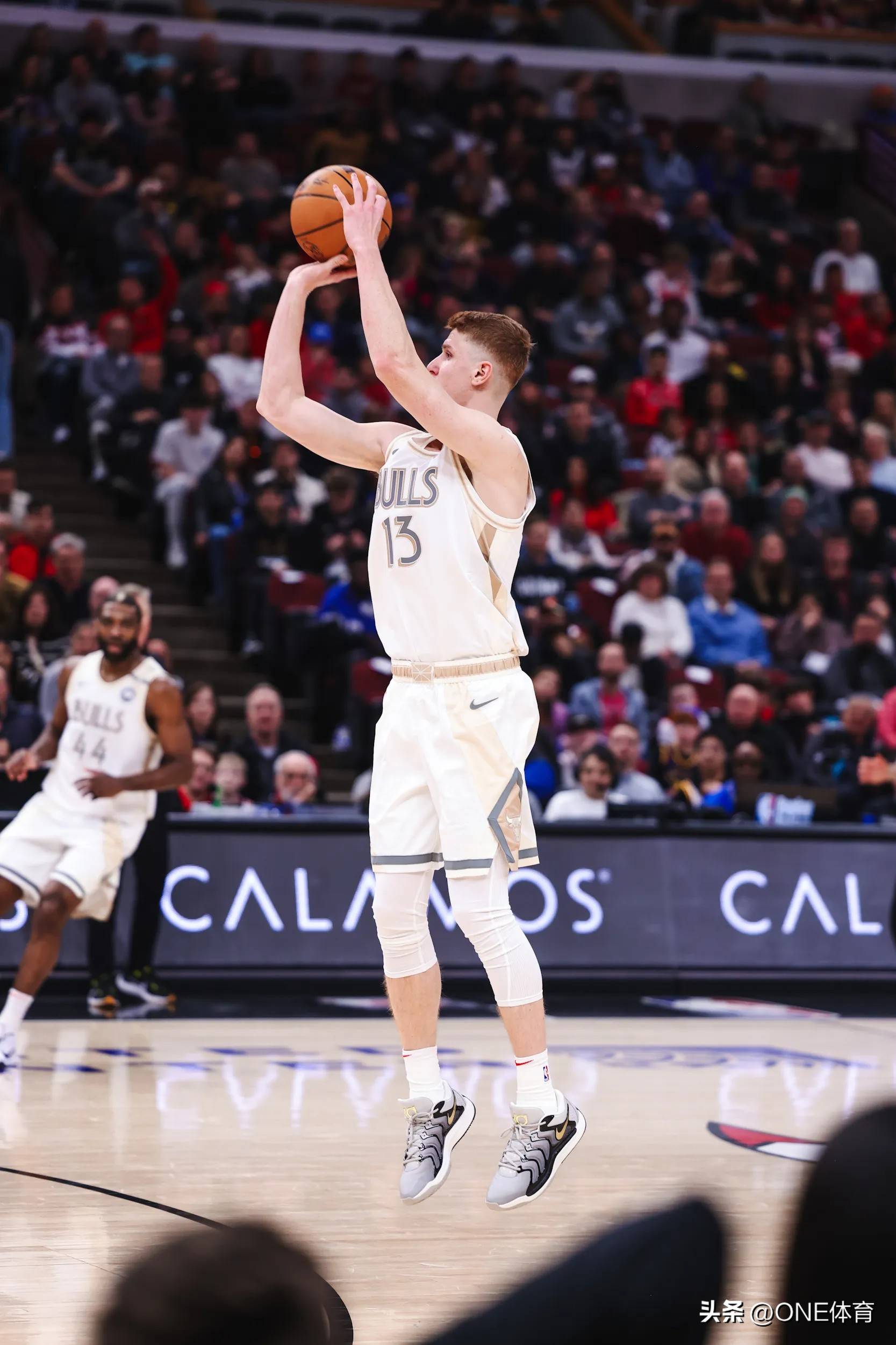 巴特勒绝杀时刻，库里点燃赛场，公牛迎来胜利！